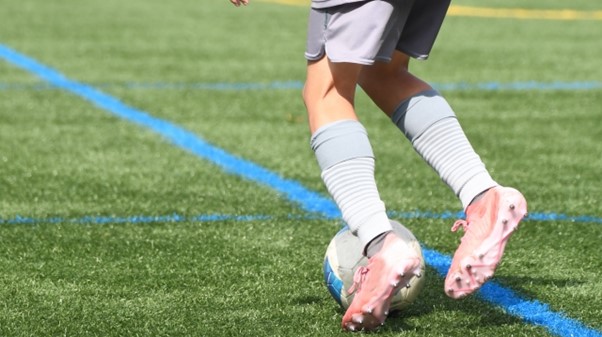 フィールド上でサッカーをしている人の写真